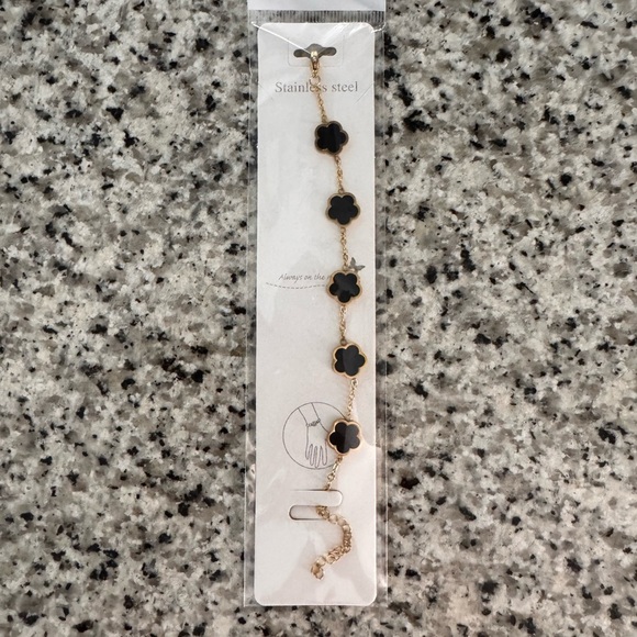 Gold and Black Clover Bracelet - Picture 1 of 1